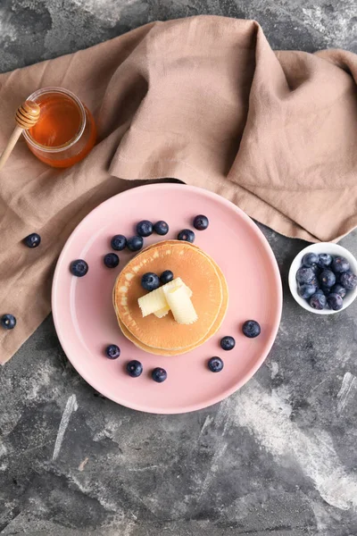 Leckere Pfannkuchen Mit Butter Und Beeren Auf Grauem Hintergrund — Stockfoto