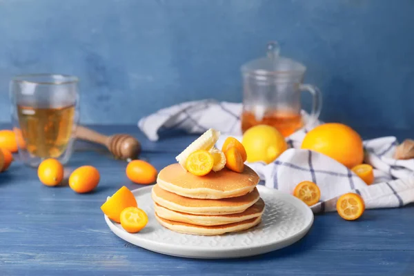 Pancake Lezat Dengan Mentega Dan Jeruk Buah Atas Meja — Stok Foto
