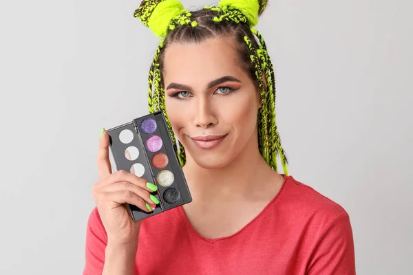 Transgender Makijaż Artysta Dekoracyjne Kosmetyki Jasnym Tle — Zdjęcie stockowe