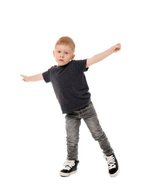 Beyaz arka planda dans eden küçük çocuk