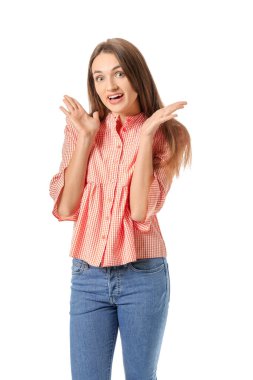 Beyaz arka planda şaşırmış genç bir kadın.