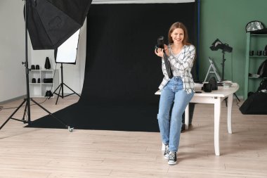 Stüdyoda çalışan profesyonel fotoğrafçı