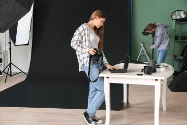 Stüdyoda çalışan profesyonel fotoğrafçı