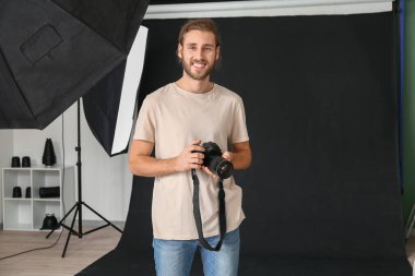 Stüdyoda çalışan profesyonel fotoğrafçı