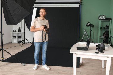 Stüdyoda çalışan profesyonel fotoğrafçı