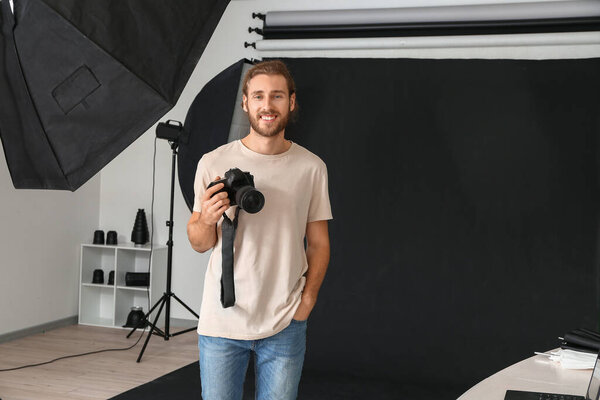 профессиональный фотограф работает в студии