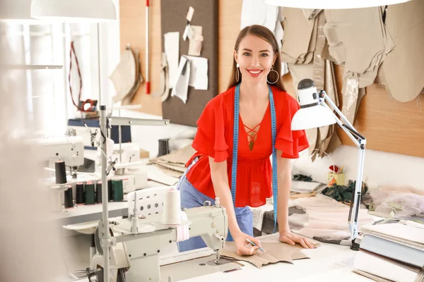 Female Tailor Working Modern Atelier — Stock Photo, Image