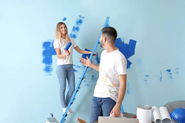 Feliz Jovem Casal Fazendo Reparação Sua Nova Casa — Fotografia de Stock