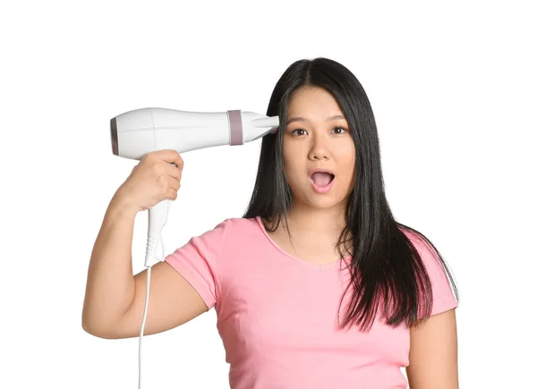 Schöne Asiatische Frau Mit Haartrockner Auf Weißem Hintergrund — Stockfoto