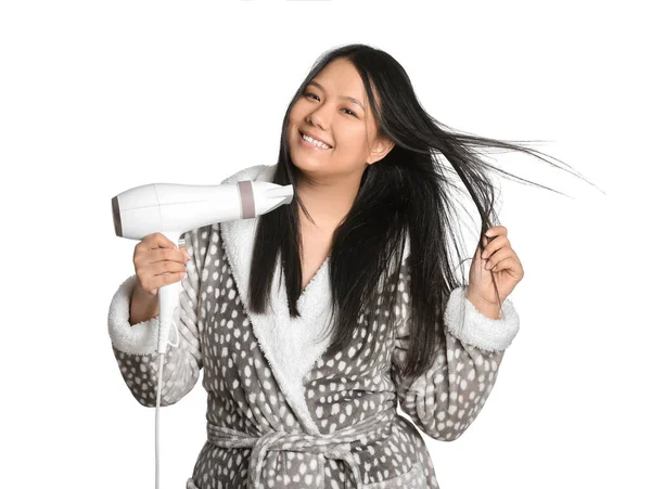 白い背景にヘアドライヤーと美しいアジアの女性 — ストック写真