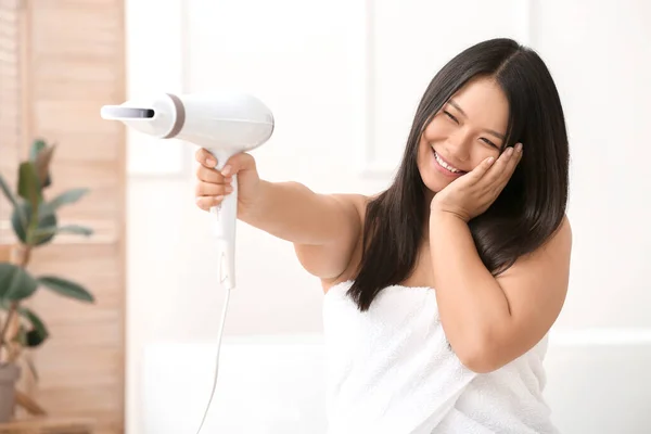 Evde Saç Kurutma Makinesi Olan Güzel Bir Asyalı Kadın — Stok fotoğraf