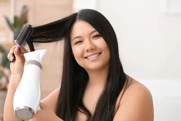 Mulher Asiática Bonita Com Secador Cabelo Casa — Fotografia de Stock