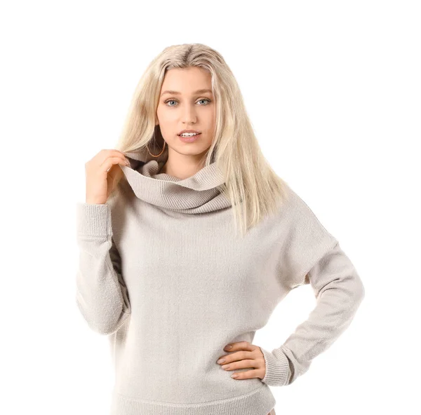 Mulher Bonita Suéter Quente Fundo Branco — Fotografia de Stock