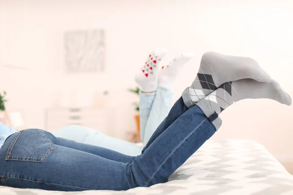 Pareja Joven Acostada Cama Casa —  Fotos de Stock