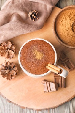 Tahta masada bir fincan sıcak çikolata.