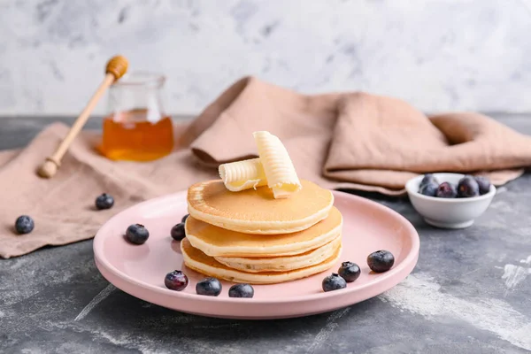 Deliciosos Panqueques Con Mantequilla Bayas Mesa — Foto de Stock