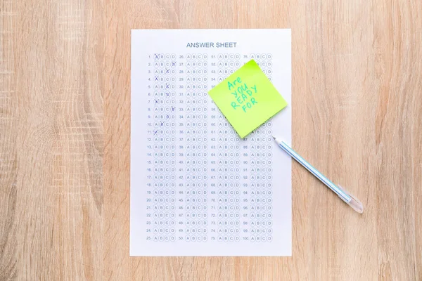 テーブルの上にペンでシート状に答える 合格試験の概念 — ストック写真