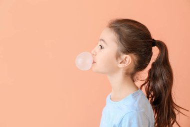 Geçmişinde sakız sakızı olan tatlı bir kız.
