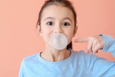 Geçmişinde sakız sakızı olan tatlı bir kız.