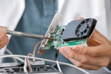 Hizmet merkezinde çalışan elektronik teknisyen