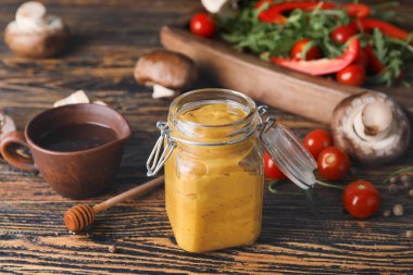 Ahşap masada ballı hardal sosu kavanozu