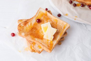 Lezzetli kızarmış ekmek, bal, tereyağı ve böğürtlen.