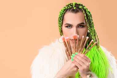 Renkli fırçalı transseksüel makyaj sanatçısı