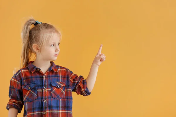 Cute Little Girl Showing Something Color Background — Stock Photo, Image