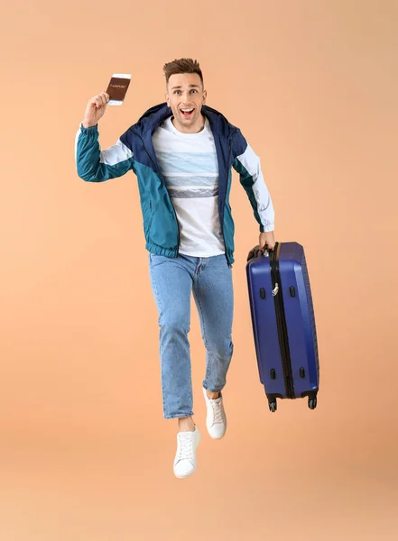 Jumping Male Tourist Luggage Color Background — Stock Photo, Image