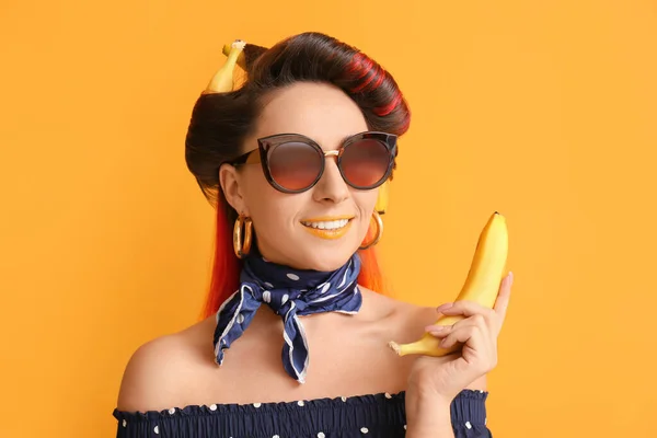 Красива Жінка Бананами Волоссі Кольоровому Фоні — стокове фото