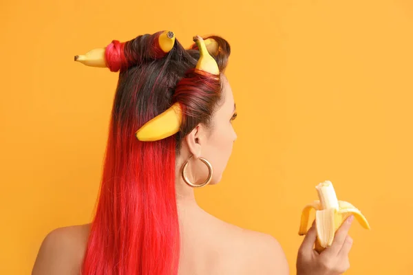 Όμορφη Γυναίκα Μπανάνες Στα Μαλλιά Της Στο Φόντο Χρώμα — Φωτογραφία Αρχείου