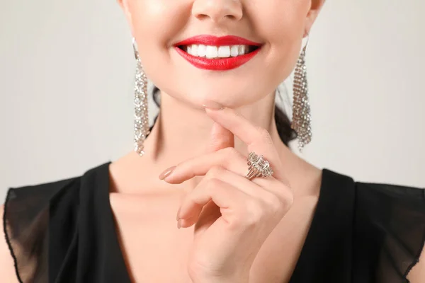 Mladá Žena Krásné Šperky Světlé Pozadí Closeup — Stock fotografie