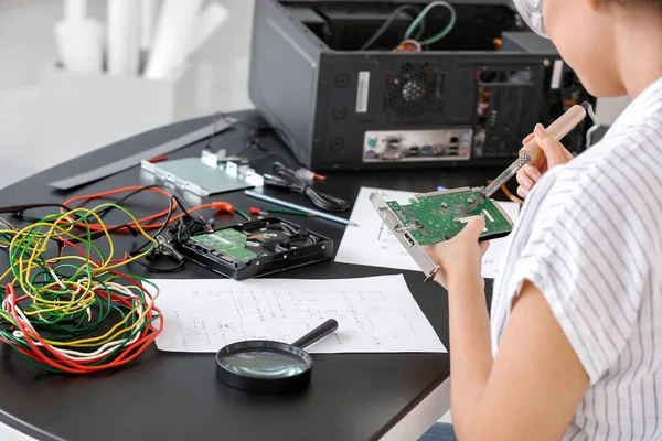 Técnico Eletrônico Que Trabalha Centro Serviço — Fotografia de Stock