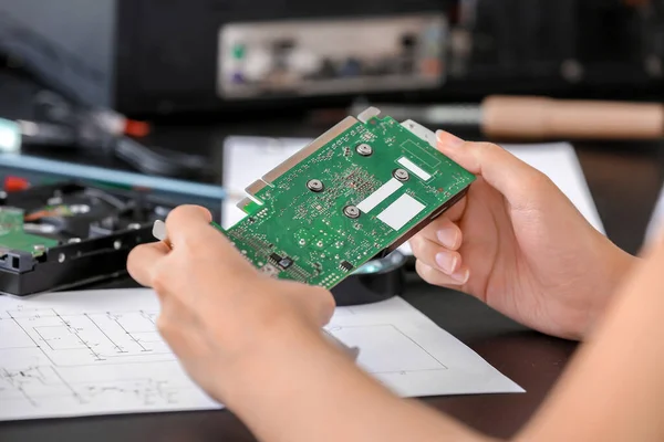 Technicien Électronique Travaillant Dans Centre Service — Photo