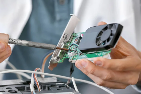 Technicien Électronique Travaillant Dans Centre Service — Photo