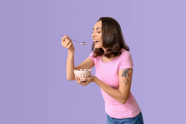 Mujer Joven Con Sabroso Yogur Sobre Fondo Color — Foto de Stock