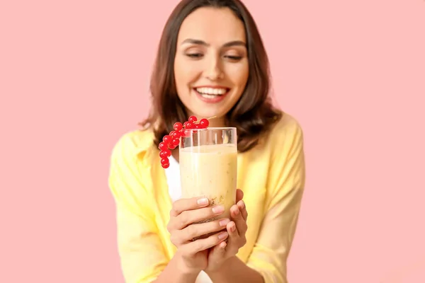 Giovane Donna Con Gustoso Yogurt Sfondo Colore — Foto Stock