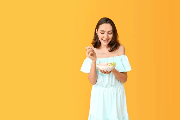 Giovane Donna Con Gustoso Yogurt Sfondo Colore — Foto Stock