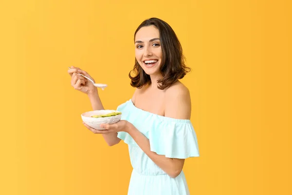 Junge Frau Mit Leckerem Joghurt Auf Farbigem Hintergrund — Stockfoto