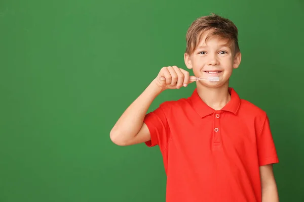 Симпатичный Маленький Мальчик Зубной Щеткой Цветном Фоне — стоковое фото