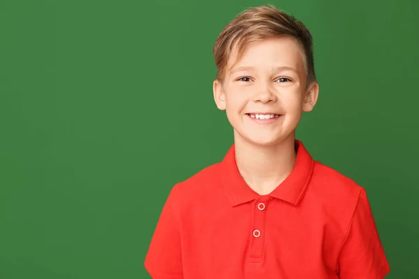 Glücklicher Kleiner Junge Mit Gesunden Zähnen Auf Farbigem Hintergrund — Stockfoto