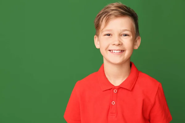 Niño Feliz Con Dientes Sanos Sobre Fondo Color — Foto de Stock