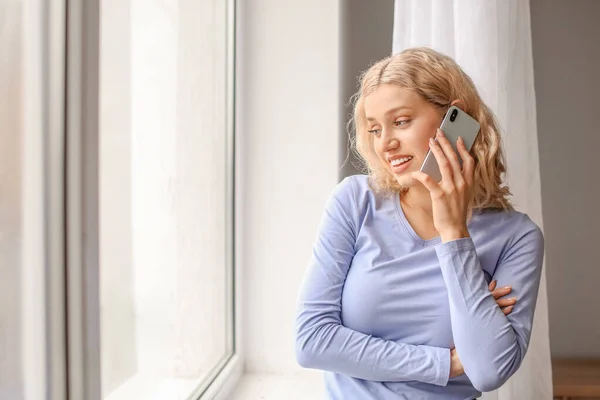 Mujer Joven Hablando Por Teléfono Móvil Casa —  Fotos de Stock