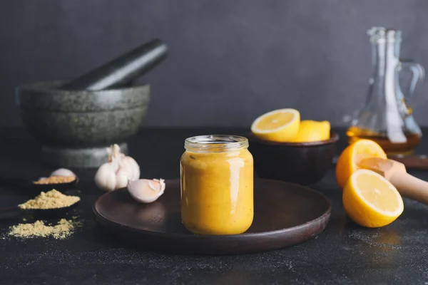 Tarro Sabrosa Salsa Mostaza Miel Sobre Fondo Oscuro — Foto de Stock