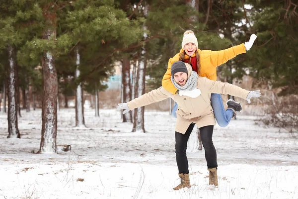 Feliz Pareja Joven Parque Día Invierno —  Fotos de Stock