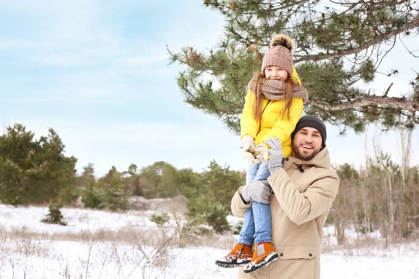 Pai Com Pequena Filha Parque Dia Inverno — Fotografia de Stock