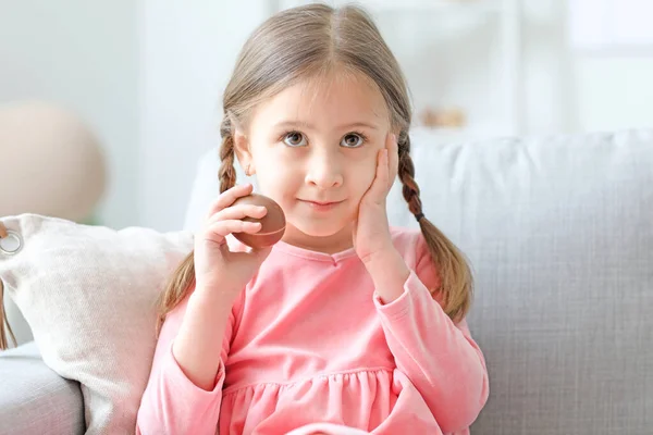 Aranyos Kislány Édes Csokoládé Tojással Otthon — Stock Fotó