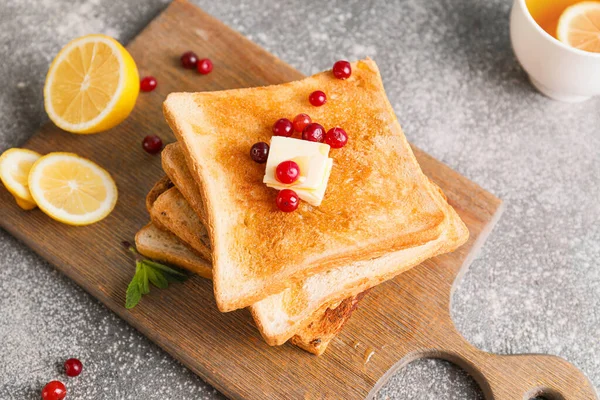 Leckeres Toastbrot Mit Honig Butter Und Beeren Auf Grauem Hintergrund — Stockfoto