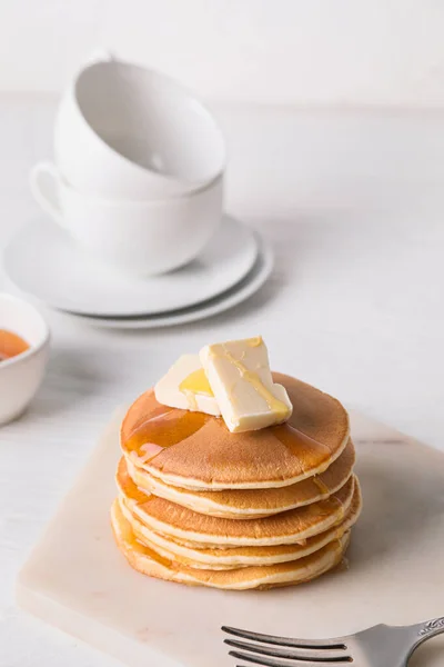 Pancake Lezat Dengan Madu Dan Mentega Atas Meja — Stok Foto