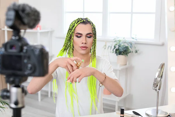 Transgender Schoonheid Blogger Opname Video Thuis — Stockfoto